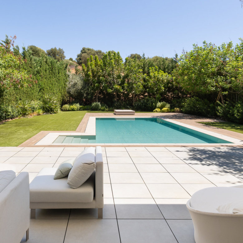 Nine in Paradise private terrace and outdoor dining area